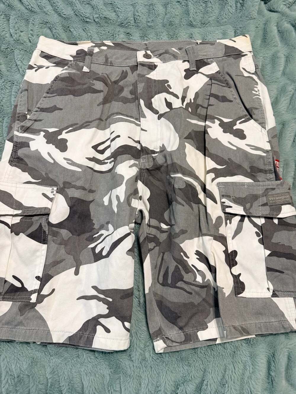 Wrangler Mens Camo Cargo Shorts Size 34 Gray White